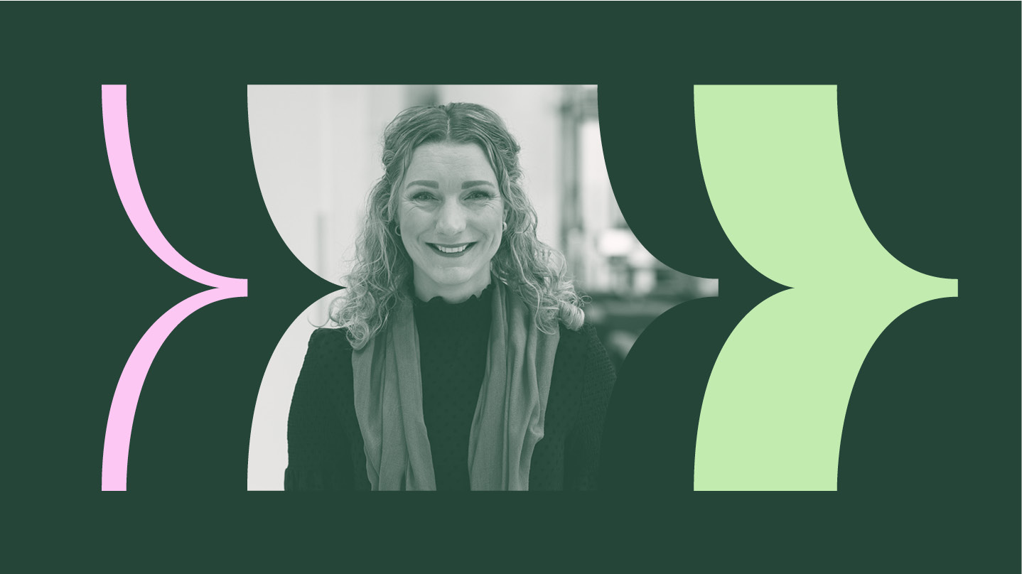 Bildet kan inneholde: smil, ansiktsuttrykk, flash fotografering, gest, stil.